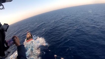 Balıkçı teknesinde fenalık geçiren kişi helikopterle kurtarıldı