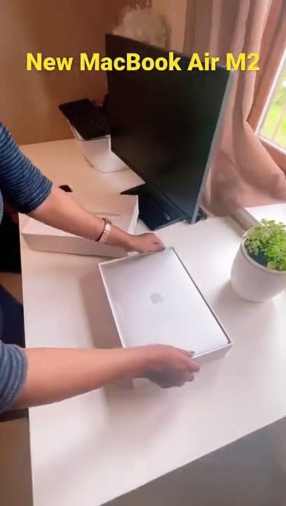 فتح صندوق الحاسوب المحمول MacBook Air M2 الجديد من آبل
