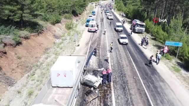 Son dakika haberleri! Otomobille tır kafa kafaya çarpıştı: Anne ve oğlu hayatını kaybetti