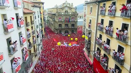 Chupinazo de Juan Carlos Unzué en la plaza del Ayuntamiento