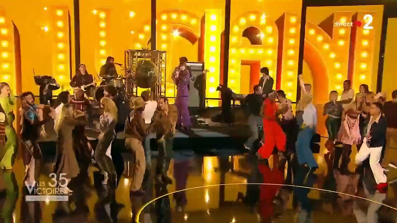 Clara Luciani chante "Nue" aux Victoires de la Musique