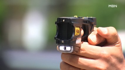 경찰서 현관에서 흉기 난동…테이저 건 쏴 제압