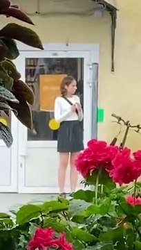 Malgré la pluie intense, cette femme fait un très beau geste humain