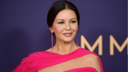VOICI : Catherine Zeta-Jones métamorphosée sur sa dernière photo Instagram, les internautes sont sous le charme