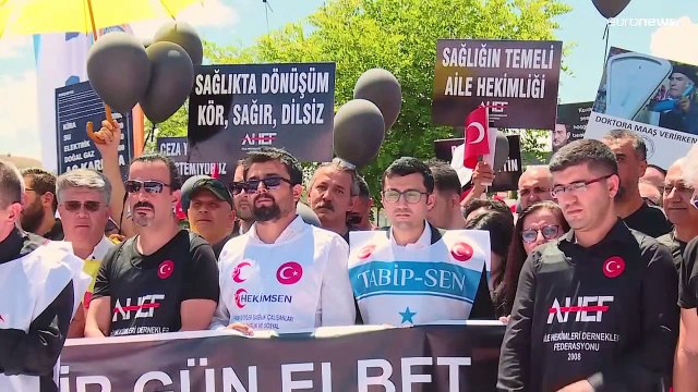 Via dalla Turchia. Medici, infermieri e sanitari stanno lasciando il paese