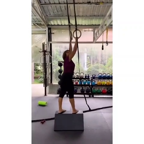 തലകുത്തി നിന്ന് മോഹന്‍ലാലിന്റെ മകള്‍, അത്ഭുതപ്പെടുത്തുന്ന പ്രകടനം; വീഡിയോ