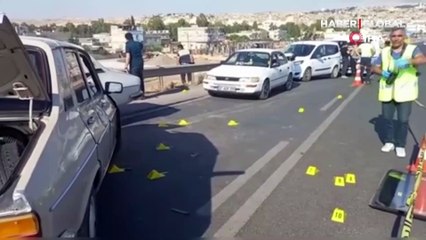 Şanlıurfa'nın Birecik ilçesinde husumetli aileler yol ortasında silahla çatıştı!