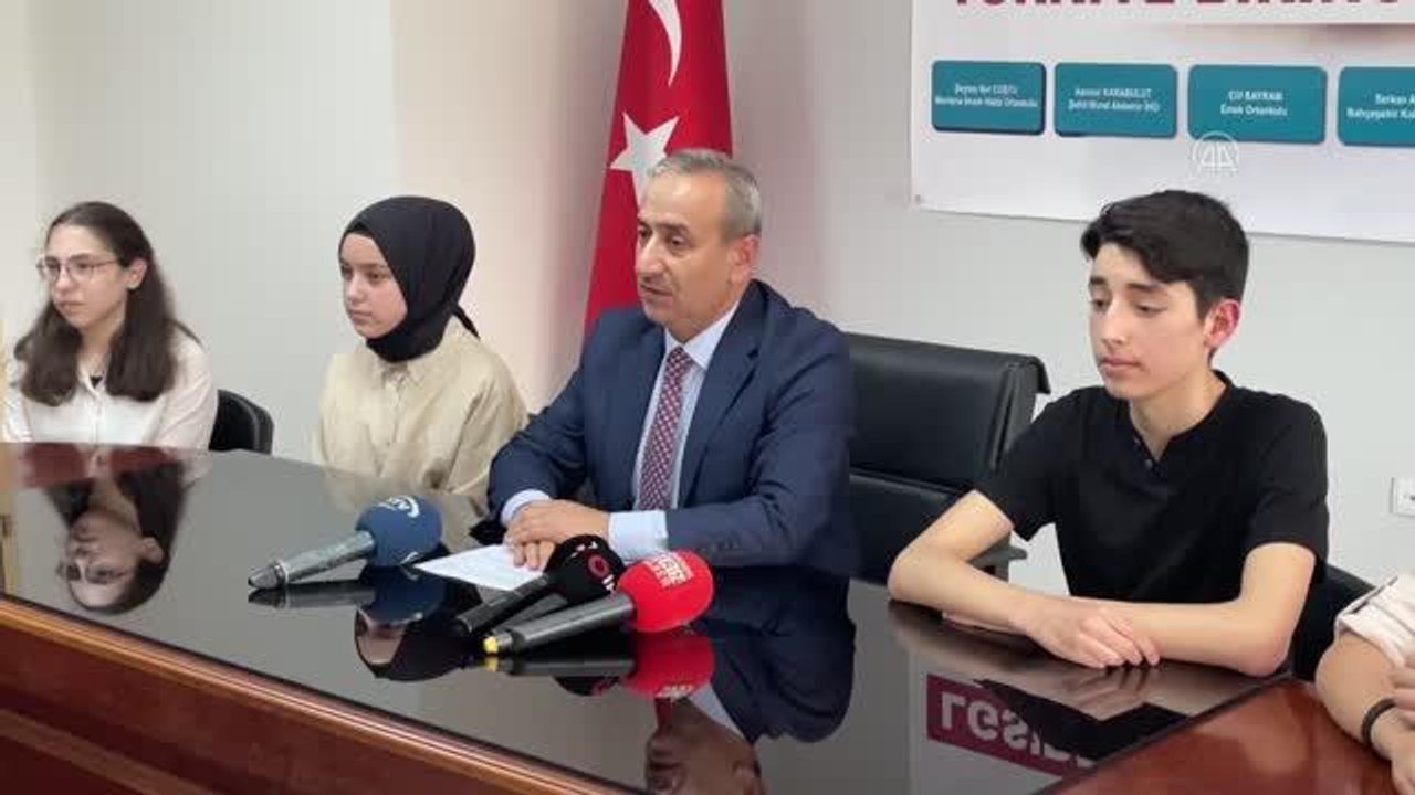 LGS'den 500 tam puan alan öğrenciler ödüllendirildi