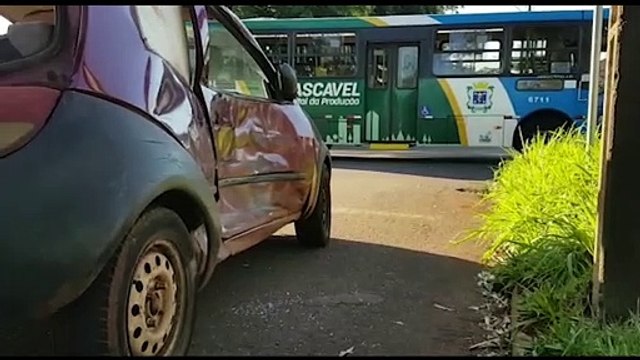 Ford Ka e ônibus coletivo se envolvem em colisão no Santo Onofre