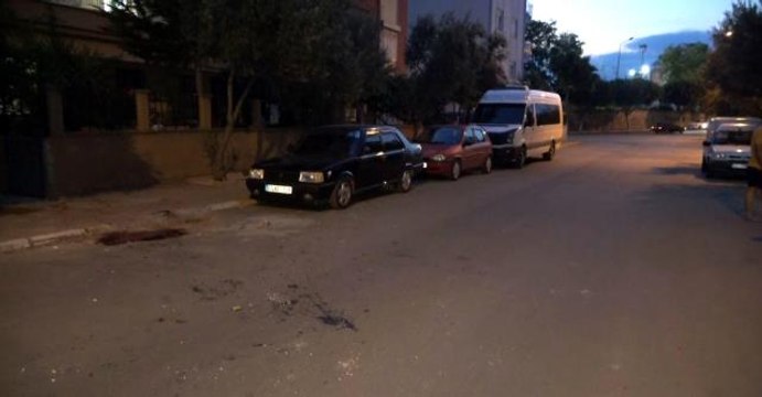 Sokak ortasında bıçakladığı kadının başında bekleyip yanına kimseyi yaklaştırmadı...Dehşet anları kamerada