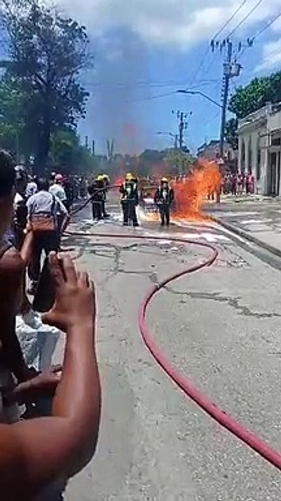 Auto arde en llamas en Santiago de Cuba