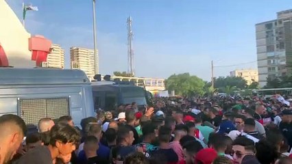 Une cohue indescriptible pour rentrer au stade Zabana pour Algérie-France aux JM 2022 !