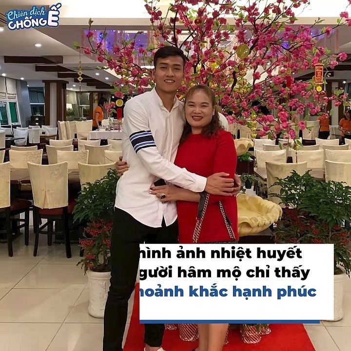 Cưng xỉu khoảnh khắc mẹ cầu thủ Việt Anh năn nỉ xem múi của con trai | Điện Ảnh Net