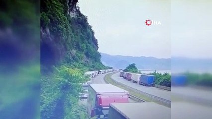 Artvin'in Kemalpaşa ilçesinde heyelan böyle geldi