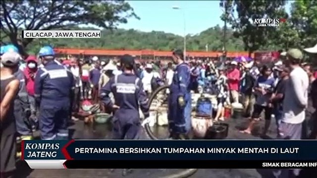 Pertamina Bersihkan Tumpahan Minyak Mentah di Laut