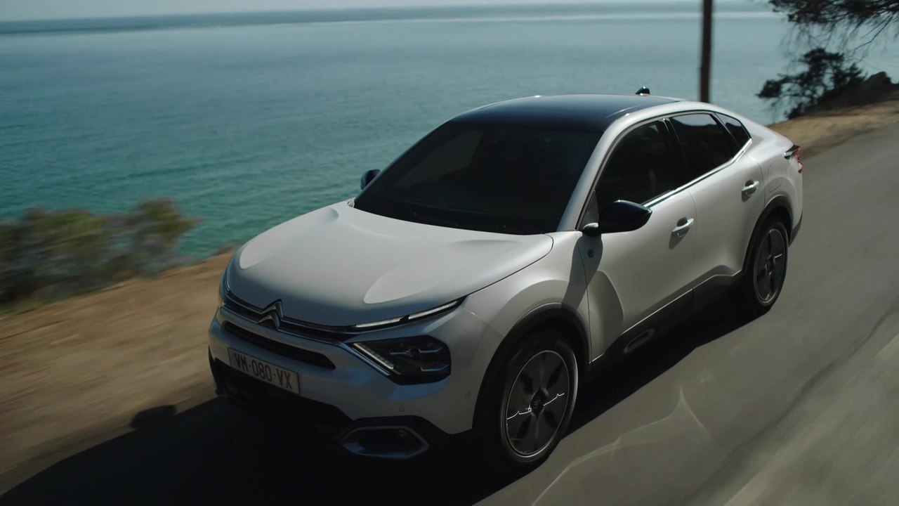 Der neue Citroën ë-C4 X vereint die Eleganz eines Fließhecks mit der Finesse eines 4-Türers und der Dynamik eines SUV