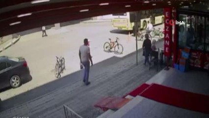 Ters yöne giren otobüs küçük kıza çarptı! Metrelerce sürüklenen çocuğun o anları kamerada