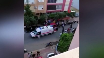 Sokak ortasında dehşet! Sevgilisini boğazından bıçakladı