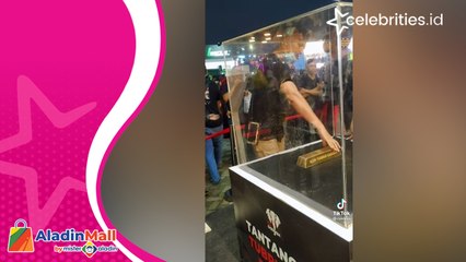 Viral, Video Pria Berhasil Ambil Emas Batangan Hanya Pakai Satu Tangan