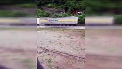 Artvin’de heyelan: Kayaların altında kalan TIR'daki 1 kişi hayatını kaybetti, 2 yaralı