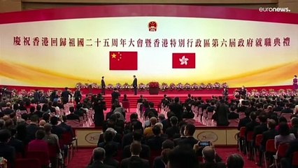 In una Hong Kong blindata, Xi JinPing saluta i 25 anni della "riconsegna"