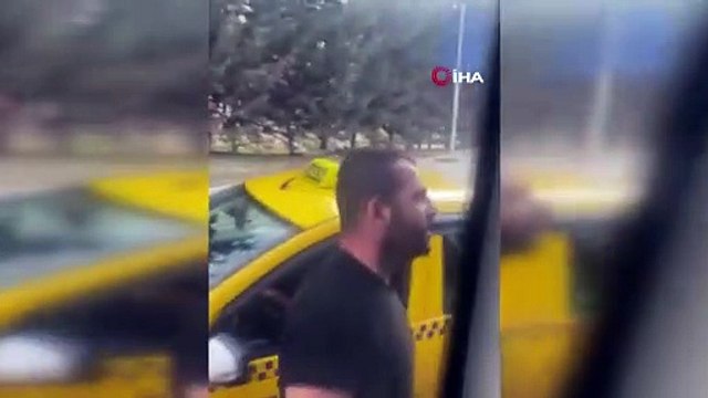 Ümraniye'de yol verme tartışması: İETT aracını yumrukladı