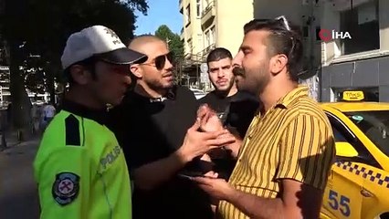 Ehliyetsiz turistler görevlerini yapan polislerin önce fotoğraflarını çekti, sonra rüşvet teklif etti