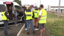 Des agents de police procèdent à des contrôles routiers pour détecter les travailleurs clandestins