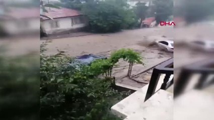 Ankara'da etkili olan sağanak nedeniyle cadde ve sokaklar göle döndü, bazı ev ve iş yerlerini su bastı -4