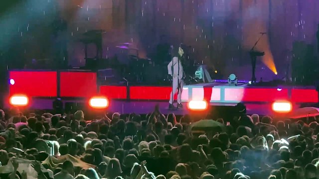 Problèmes techniques et pluie au concert de Julien Doré à Nîmes