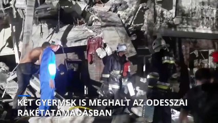 Rakétatalálat ért egy lakóépületet Odessza közelében, legalább 18-an meghaltak