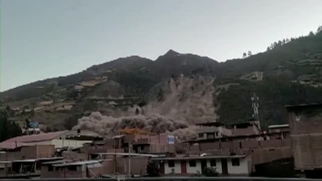 Un deslizamiento de tierra sepulta al menos 150 casas en Perú