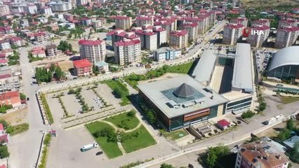 Van Büyükşehir Belediyesi'nin etrafındaki güvenlik bariyerleri kaldırılıyor