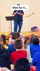 EUA. Funcionário escolar surpreende alunos com 'Don’t Stop Believin''