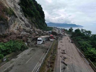 Kemalpaşa ilçesindeki heyelanın ardından Karadeniz Sahil Yolu kontrollü olarak ulaşıma açıldı