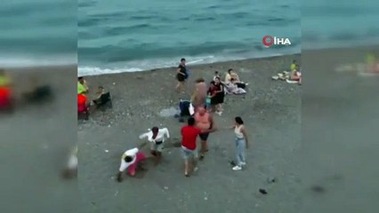 Akıllara durgunluk veren ‘çöpe taş attın’ kavgası! Yumruklar havada uçuştu