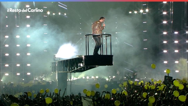 Cesare Cremonini in concerto, il video de 'La ragazza del futuro' dal vivo