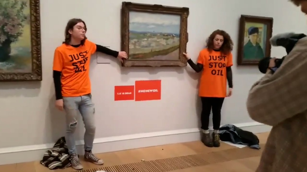 Londres : des militants écologistes se collent la main à un tableau de Van Gogh