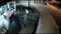 Câmeras registram ação de ladrão que arrombou estabelecimento no Centro para furtar celular