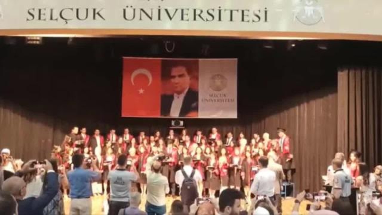 Son dakika haber! Selçuk Üniversitesi'nde "Hekimlik Andı" Değiştirildi; Öğrenciler Orijinal Andı Okuyunca Işıklar Söndürüldü, Perde Kapatıldı