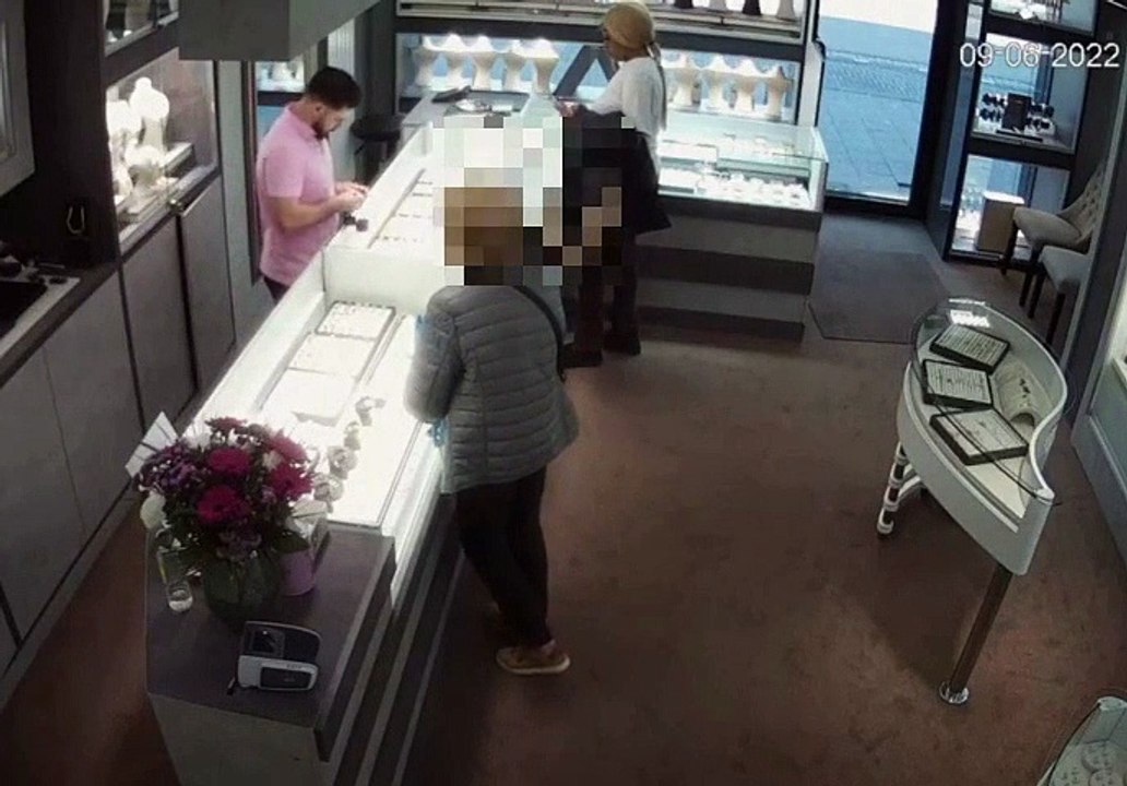 Ce bijoutier n'a pas du tout l'intention de se laisser braquer