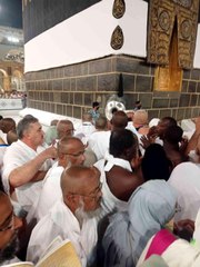 Kabe'nin çevresindeki bariyerler nedeniyle Hacer'ül Esved'e hasret tavaf