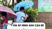 Ấm áp hình ảnh cậu bé học sinh đứng che ô cho chú mèo dưới trời mưa