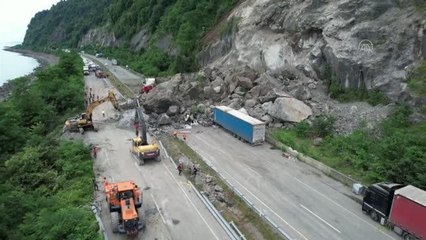 Kara yolundaki tırların üzerine kaya düşmesi sonucu 1 kişi öldü (5)