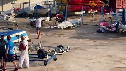 Embarcaciones volcadas por un tornado en Tarragona