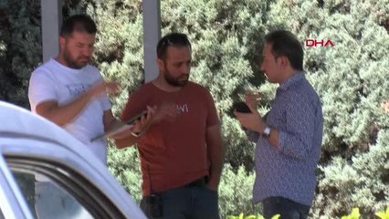 KADINLARA YARDIM İÇİN DURDU, ARACINDAN PARA DOLU ÇANTASI ÇALINDI