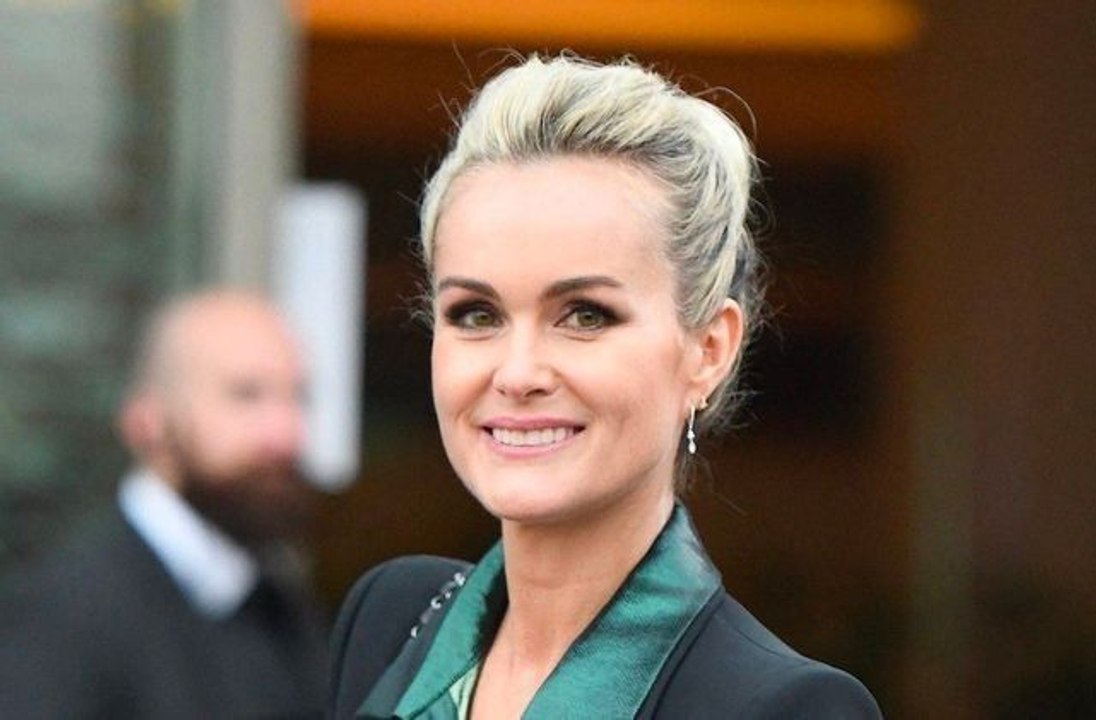 Nouvelle coupe, nouvelles dents… et vilaines critiques, ce cliché inédit de Laeticia Hallyday et Hélène Darroze interpelle les internautes !No...