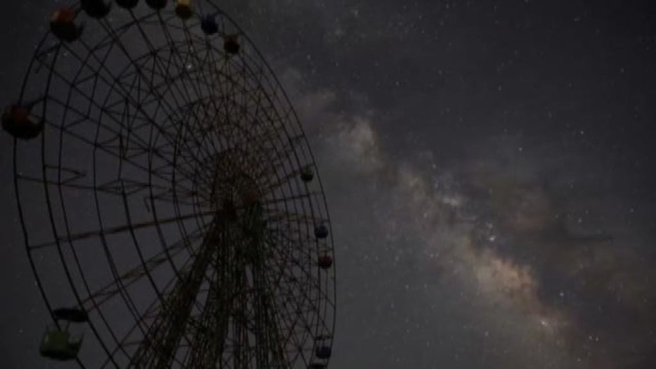 Spettacolare Via Lattea: illumina rovine di un luna park in Siria