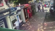 Son dakika... Yalova'da bir kişi çekiçle ATM'lere saldırdı... O anlar kameralara yansıdı