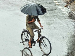 लगातार दो दिन की बारिश से Mumbai का हाल बेहाल, सड़क पर भारी जलभराव और Traffic Jam